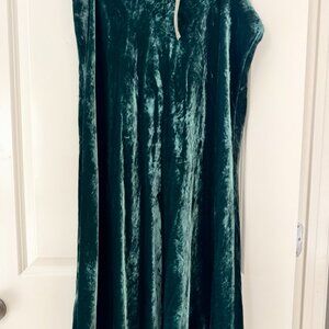 Gwyneth slip skirt in velvet. Size L. NWT